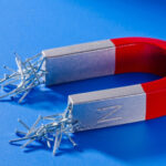 Почему магнит притягивает железо, но не алюминий: простое объяснение сложной физики