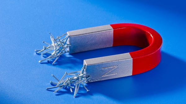 Почему магнит притягивает железо, но не алюминий: простое объяснение сложной физики