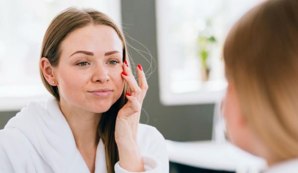 Отечное лицо: когда нужен косметолог, а когда — обследование