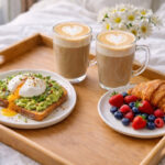 Идеальный завтрак в постель: 5 идей для романтичного утра без повода