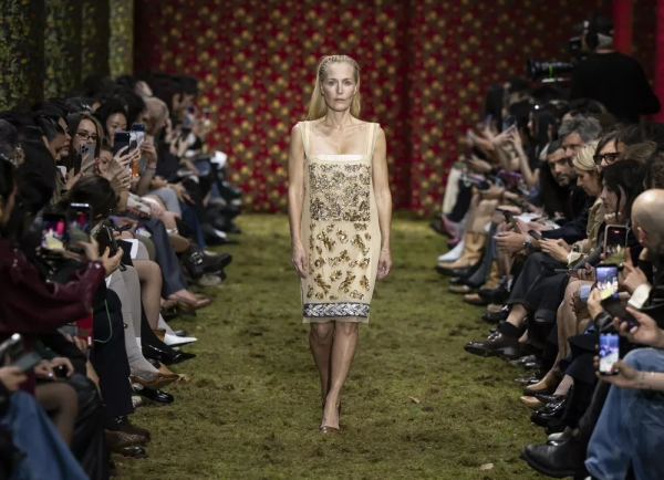 Нина Добрев, Барбара Палвин и Джиллиан Андерсон на подиуме: фото с показа Miu Miu