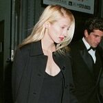 Пиарщица Calvin Klein и жена Кеннеди-младшего стала иконой стиля 1990-х. Почему в 2026-м ей вдруг начали подражать?