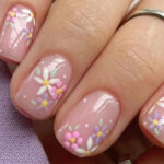 Короткие ногти не помеха: 12 цветочных дизайнов, которые захочется повторить