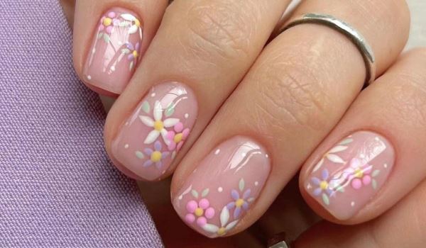 Короткие ногти не помеха: 12 цветочных дизайнов, которые захочется повторить