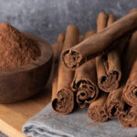 Нам годами продают поддельную корицу: вот как делают настоящую