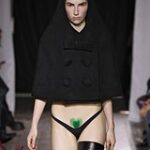 Манекенщица с париком на лобке вышла на подиум на Неделе моды