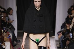 Манекенщица с париком на лобке вышла на подиум на Неделе моды